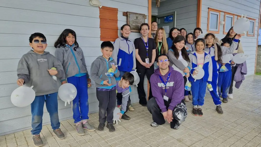 Niños y niñas de la Escuela de Huillinco participan en educativa visita guiada y función de títeres en el CECOSF