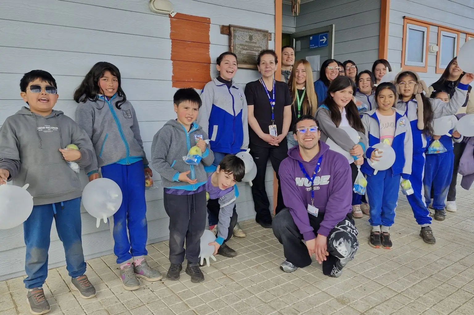 Niños y niñas de la Escuela de Huillinco participan en educativa visita guiada y función de títeres en el CECOSF